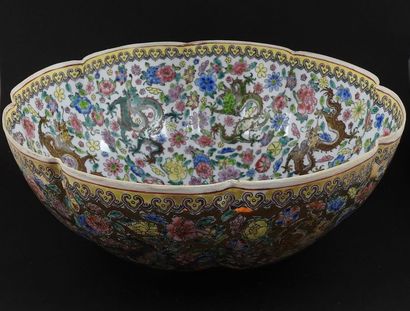 null Punch bowl in fine polychrome porcelain with gold highlights and Canton dragons.as...