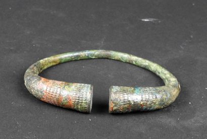 null Rare bracelet with wide ends decorated with raised dots

Bronze 8 cm

Western...