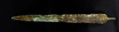 null Large sword blade with ribbed decoration and tang

Bronze 48 cm

Luristan, 1st...
