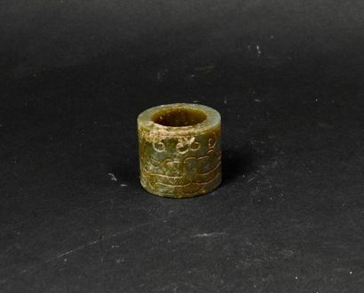 null Archer ring.nephrite jade.archaic dynasty style.XIX-XXth century.

H: 3cm.