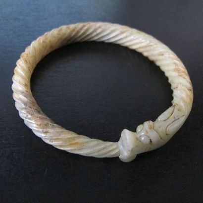 null Thin bracelet with coiled dragon, spiral body. Jade. D 7.5cm. Approx. 28g. China....