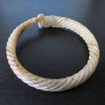 null Thin bracelet with coiled dragon, spiral body. Jade. D 7.5cm. Approx. 28g. China....