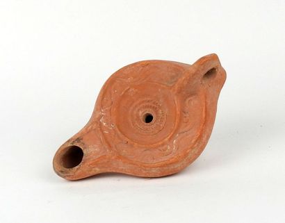 null Lamp with channel and geometric central decoration

Terracotta 13.5 cm

Roman...