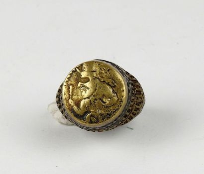 null Bronze ring of Sassanid inspiration

3 cm