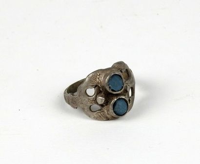 null Bague à chaton orné de deux pierres bleues

Argent 2,6 cm

Fin du Moyen Age...