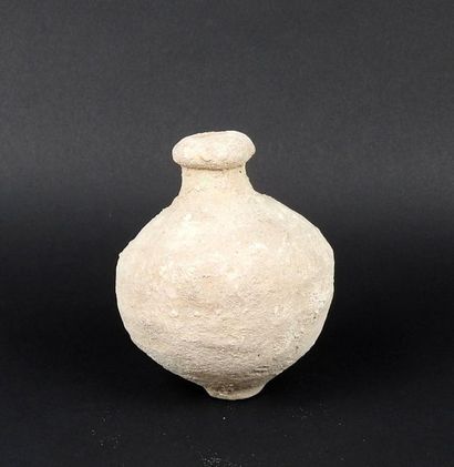null Cylindrical vase with large belly and narrow neck

Terracotta 11 cm

Roman ...