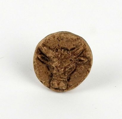null Cachet représentant une tête de taureau

Terre cuite 2,8 cm

Période romain...