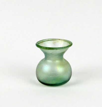 null Small globular vase, slightly iridescent

Glass 5.3 cm

Roman Period