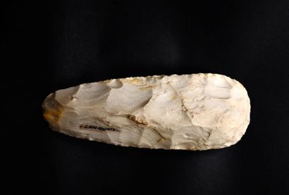 null Superb regular axe from the Lanquais site (Dordogne, France).

Silex white 18...