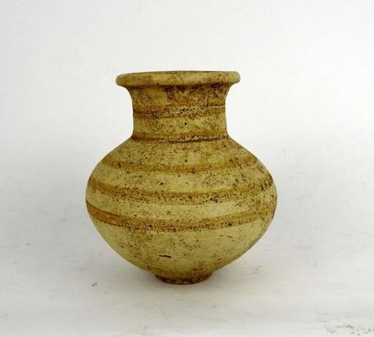 null Vase de taille intermédiaire à décor de bandeaux peints

Céramique claire 12...
