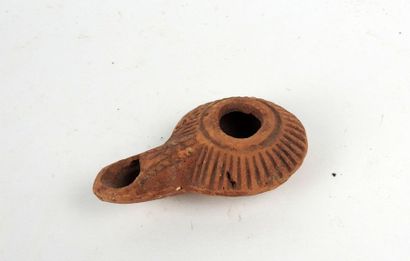 null Oil lamp with long spout and moulded decoration

Terracotta 9 cm

Roman Per...