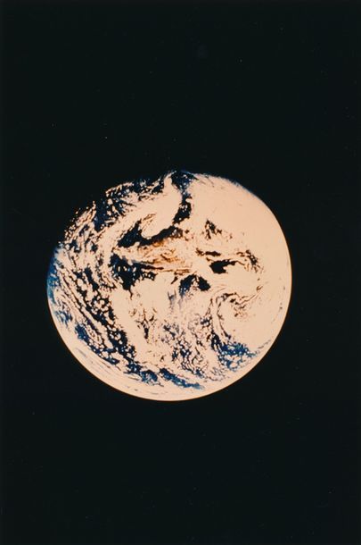 null NASA. Vue de la Terre depuis l'Espace. Circa 1972. Tirage chromogénique postérieur...