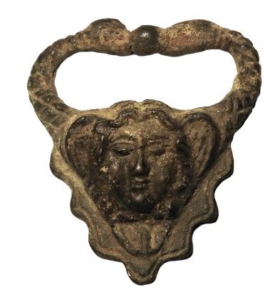 null Applique en bronze ornée d'une tête de Méduse.
Art Romain.II - III° siècle
L...