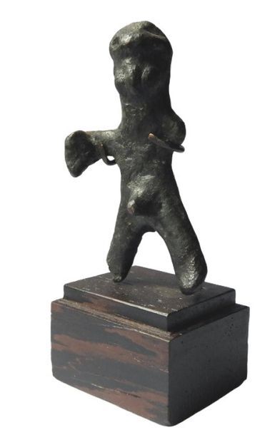 null Petit orant archaïque nu.
Bronze.
II° millénaire av J. C.
H 5, 5 cm