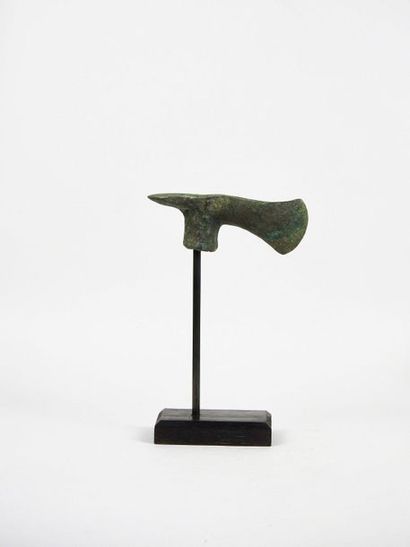 null Hache d'apparat.
Bronze.
Louristan
Circa VII° siècle av J. C.
L 13 cm