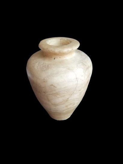 null Grand vase tronconique
Albâtre rubané
Égypte antique 17 cm
Petits manques au...
