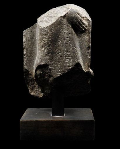null Fragment de statue naophore tenant un Dieu Osiris d'un fonctionnaire du pharaon...