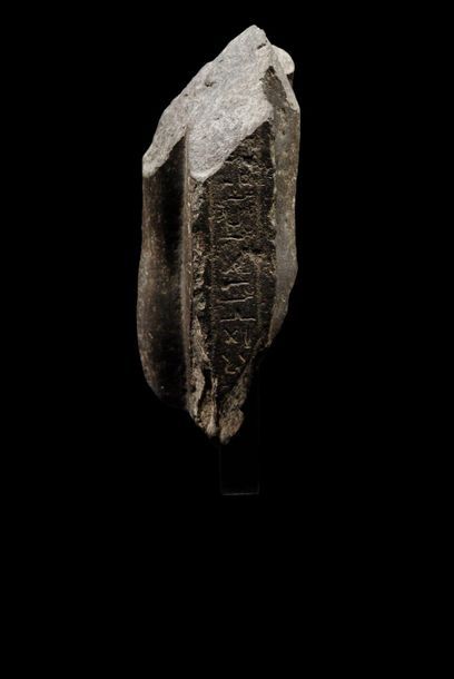 null Fragment de statue naophore tenant un Dieu Osiris d'un fonctionnaire du pharaon...
