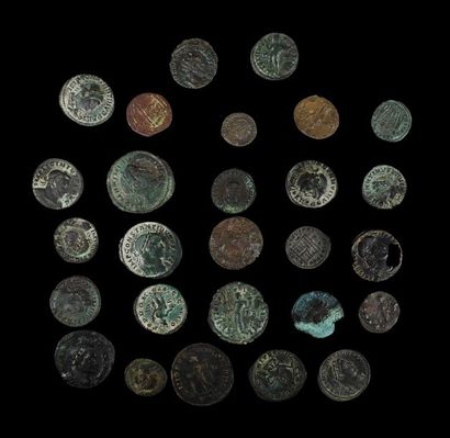 Vingt sept monnaies en bronze. Époque Romaine....