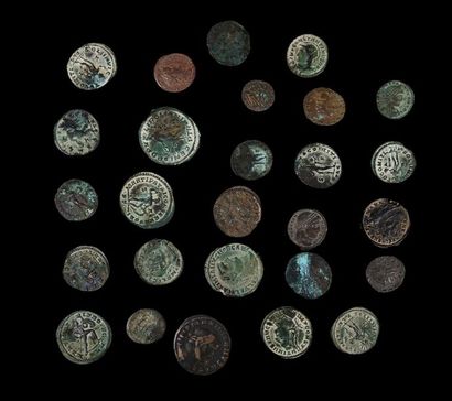 null Twenty-seven bronze coins. Roman period. Nice quality.
Provenance: Collection...
