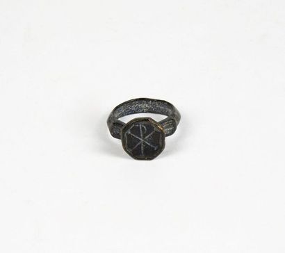 null Bague ornée d'un chrisme en creux
Bronze Diamètre interne 1,5 cm
Période romano...