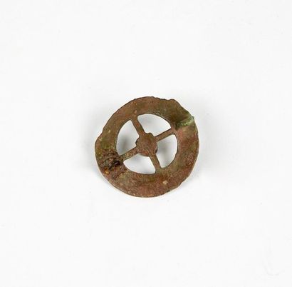 null Fibule skeuomorphe en forme de roue, traces d'émaux sur le moyeu et la jante
Bronze...