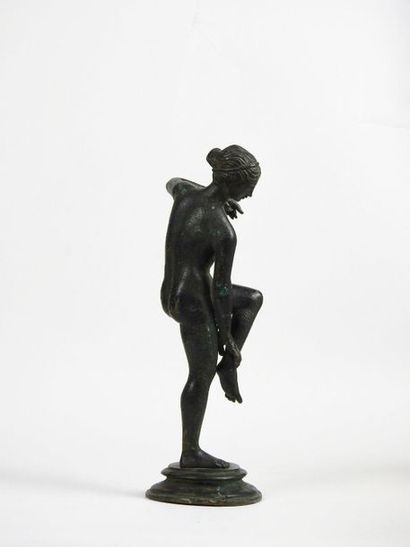 null Grand bronze représentant Vénus sortant du bain, la main sur le pied sur un...