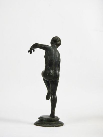 null Grand bronze représentant Vénus sortant du bain, la main sur le pied sur un...