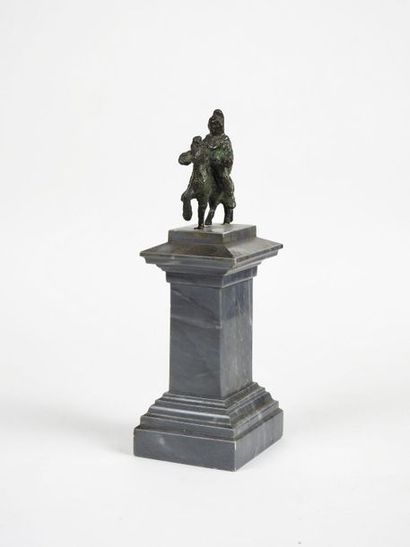 null Bronze antique représentant un cavalier et sa monture, l'homme portant un bonnet...