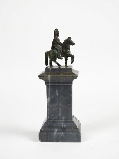 null Bronze antique représentant un cavalier et sa monture, l'homme portant un bonnet...