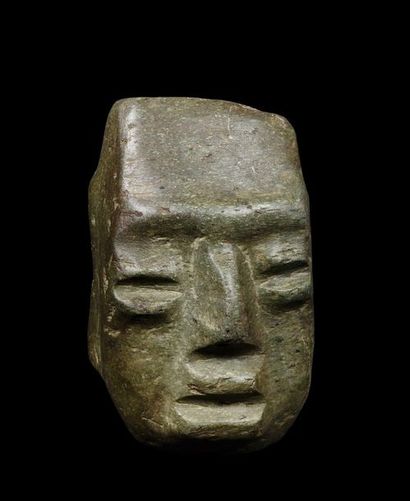 null Masque en métadiorite.
Ebauche.
Teotihuacan.
H 14 cm