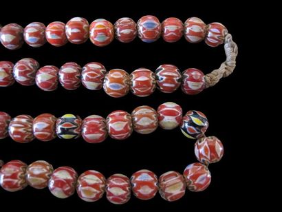 null Collier Naga en forme de chapelet. 76 perles de pâte de verre multicolores à...