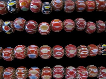 null Collier Naga en forme de chapelet. 76 perles de pâte de verre multicolores à...