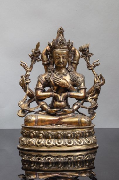 null Boddhisattva assis en dhyanasa sur une base lotiforme à doubles rangées de pétales...