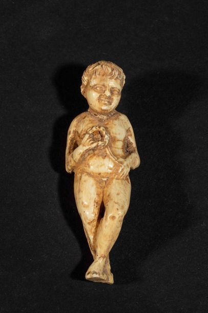 null Enfant, probablement
Cupidon tenant une couronne
Os patiné
Style romain
H environ...