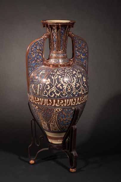 null Grand vase à anses en céramique polychrome ornée aux couleurs émaillées et dorées...