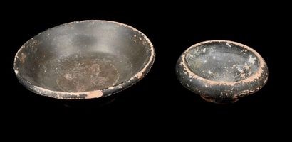 null Four terracotta dishes, including a cup, a fragment of Roman sigillata pottery...