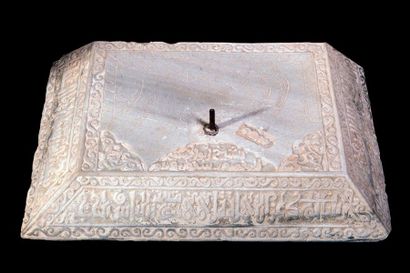 null Cadran solaire en marbre blanc, portant le nom de Shaykh Abu ‘I - Hasan al Mansur.
...