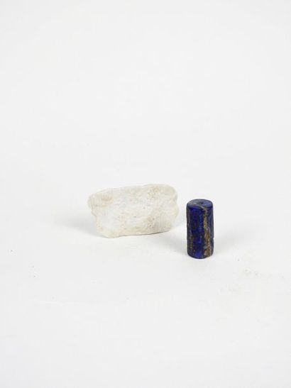 null Perle cylindre en lapis lazuli de Bactriane.
Représentation d'une scène cultuelle.
H...