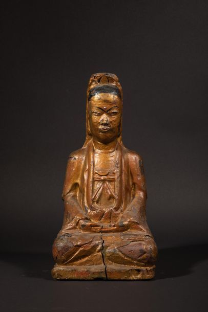 null -Kwan In assise en méditation. Bois sculpté à restes de dorures. Chine.
XIX°....