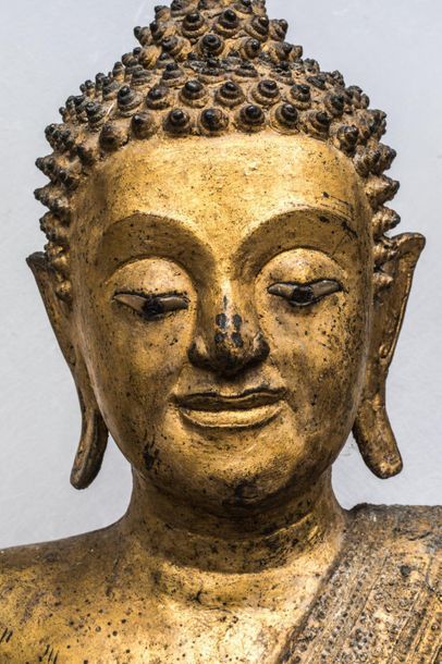 null Grand Bouddha assis en méditation en dhyanasa les mains en bhumisparsa mudra:...