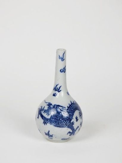 null Vase en porcelaine blanc et bleu orné d’un dragon tétradactyle
Chine
H 19 c...