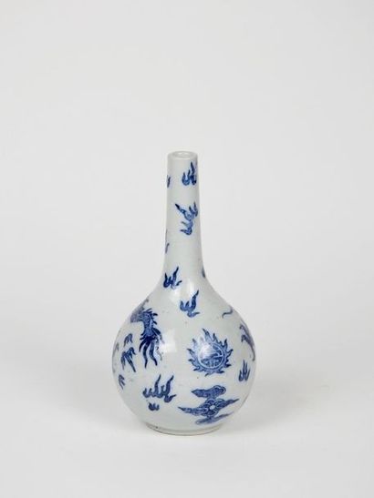 null Vase en porcelaine blanc et bleu orné d’un dragon tétradactyle
Chine
H 19 c...