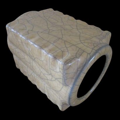 null Vase «Longquan» en forme de «Cong».
Porcelaine émaillée beige craquelée, évoquant...