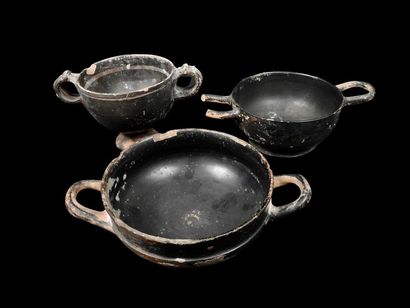 null Trois céramiques à vernis noir, deux kylix et un skyphos.
En l'état Art grec....