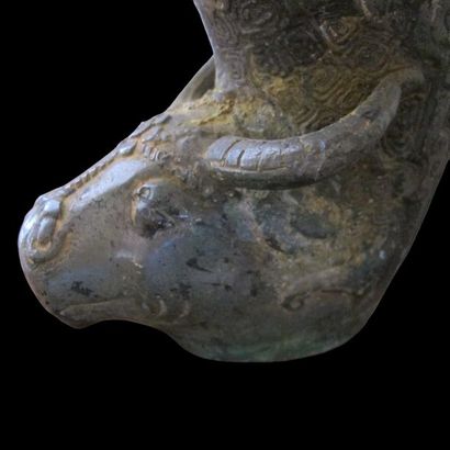 null Rhyton décoré d'une tête de taureau, un dragon remontant sur son bord.
Bronze...