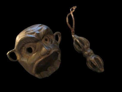 null LAMPE à huile au masque de singe et Vajra-pendentif à 8 griffes. Bronze à patine...