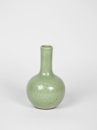 null Vase en porcelaine céladon orné de deux médaillons représentant un phénix
Marque...
