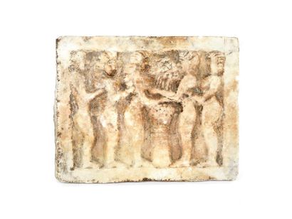 null Plaque en marbre en haut relief orné d’une scène cultuelle à cinq personnages
Style...
