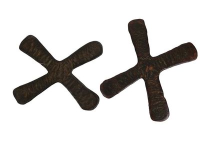 null Deux monnaies en croix de Saint André dites Croix du Katanga. Cuivre.
Luba.
Ancien...